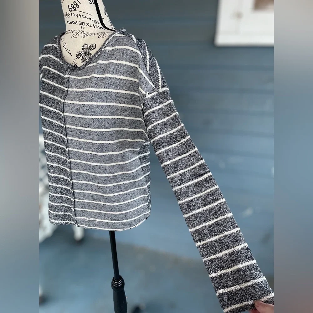 Anthropologie Womens XS Devin Textured Gray & White Striped Sweater Top-Raw Edge
